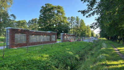 На Пискаревском кладбище началась реставрация ограды Аллеи Памяти