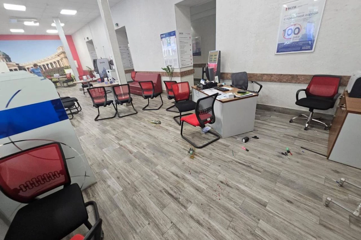 Мужчина пытался поджечь отделение банка в Пушкине «коктейлем Молотова» - tvspb.ru