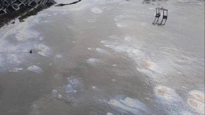 Разлив нефтепродуктов произошел в акватории Кронштадтской гавани