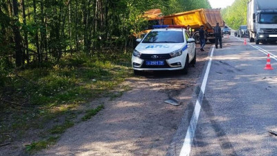 В Ленобласти грузовик с лопнувшим колесом вылетел на встречку и врезался в «Ауди»: водитель легковушки погиб