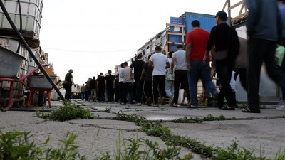 На территории строящегося объекта на Пулковском шоссе прошел рейд по поиску мигрантов-нелегалов — около 50 человек задержаны