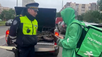 Более 2 тысяч нарушений: в Петербурге проверили курьеров