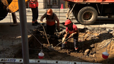 На Рубинштейна латают яму, образовавшуюся из-за провала асфальта — движение ограничено