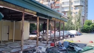 На Шлиссельбургском проспекте начали сносить незаконный павильон