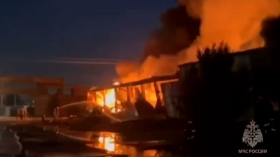 Загоревшийся в Ленобласти ангар с картоном потушили — на 600 кв. м обрушилась кровля