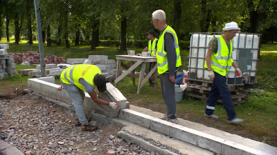 Как восстанавливают ограду Аллеи памяти на Пискаревском кладбище