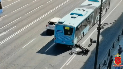 На Невском проспекте мотоцикл врезался в автобус, байкера госпитализировали