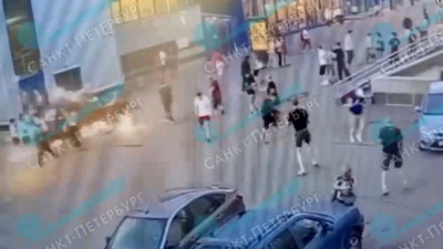 Полиция проверяет драку с использованием пиротехники у станции «Проспект Просвещения»