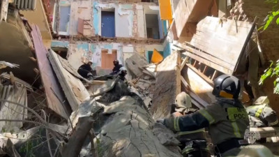 На месте обрушения в доме в Астрахани объявляют минуты тишины