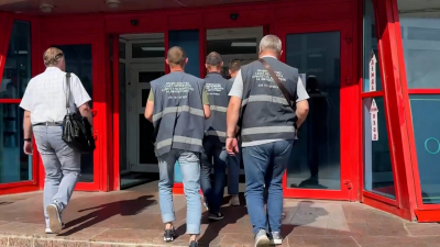 Незаконный торговый комплекс у станции метро «Приморская» начали демонтировать