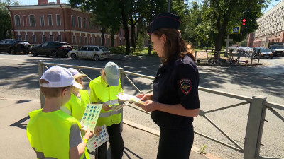 Юным петербуржцам напомнили, как безопасно перемещаться на электросамокатах и других СИМ