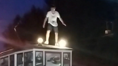 Полиция ищет троих мужчин, осквернивших памятник Блокадному трамваю на проспекте Стачек