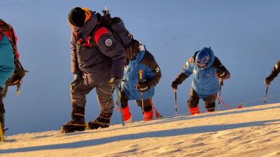 Двое ветеранов СВО из Петербурга совершили восхождение на Эльбрус