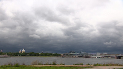 Жара, ветер и «оранжевый» уровень погодной опасности: что ждет петербуржцев 12 июля