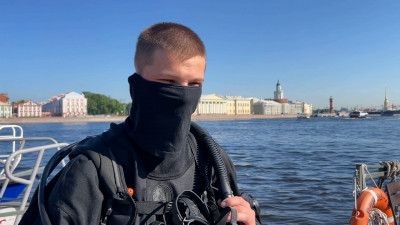 Росгвардеец-водолаз вернул петербурженке телефон со дна Невы