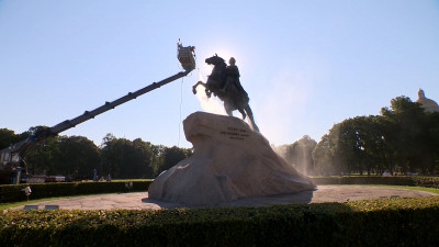 Душ для императора: как проходит подготовка Медного всадника к празднованию Дня ВМФ