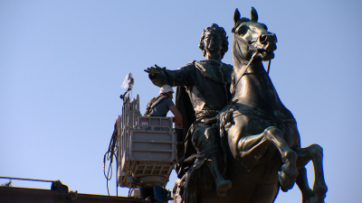 Деликатные материалы и ручной режим: как чистят петербургские памятники ко Дню ВМФ