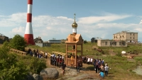 На острове Соммерс открыли звонницу в память о 359 моряках-десантниках, погибших во время Великой Отечественной войны