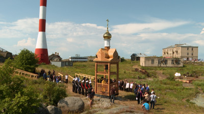 На острове Соммерс открыли звонницу в память о 359 моряках-десантниках, погибших во время Великой Отечественной войны