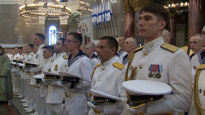 В Кронштадте в Морском Никольском соборе прошел молебен в преддверии Дня ВМФ
