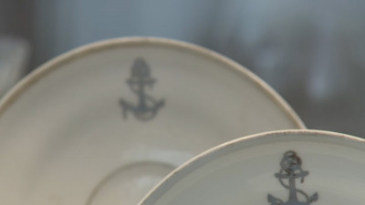 В реставрационно-хранительском центре «Старая деревня» показали фарфоровый сервиз с затонувшего корабля