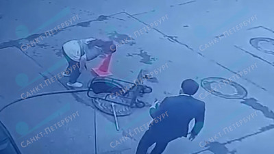 На Октябрьской набережной ребенок провалился в люк