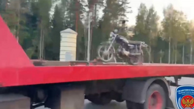 Без шлема и без прав: под Выборгом инспекторы ГАИ задержали нетрезвого 60-летнего мужчину на мопеде