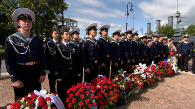 Торжественное возложение цветов к памятнику «Морякам и создателям флота России» состоялось на Петровской набережной