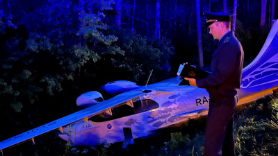 Легкомоторный самолет жестко приземлился на трассу А-120 в Ленобласти