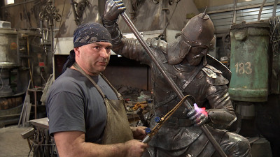 Аленькие цветы и грозные богатыри: как петербургские реставраторы по металлу создают свои шедевры