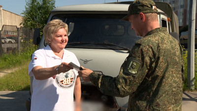 Депутаты Законодательного собрания Петербурга передали в зону СВО автомобиль УАЗ