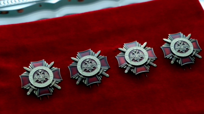 «За отличие в службе»: четверо росгвардейцев из Петербурга получили нагрудные знаки за помощь горожанам