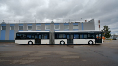 В Петербурге проводили на пенсию самый длинный автобус