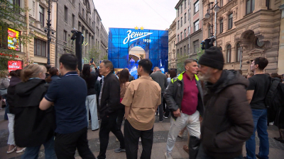 На Дворцовой площади открыли светящийся арт-объект к 100-летию «Зенита»