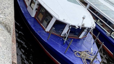 В Петербурге двое хулиганов незаконно проникли на теплоход и попытались вынести оттуда рацию