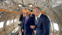 Михаил Мишустин осмотрел модернизированный пассажирский самолет Ил-114-300