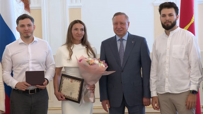 Александр Беглов вручил госнаграды многодетным семьям из Петербурга