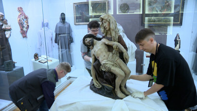 Скульптура скорбящей богоматери «Пьета» из Музея истории религии отправилась на длительную реставрацию