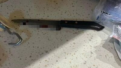 В Петербурге женщина изрезала ножом 85-летнюю знакомую и повредила ноги, прыгнув из окна