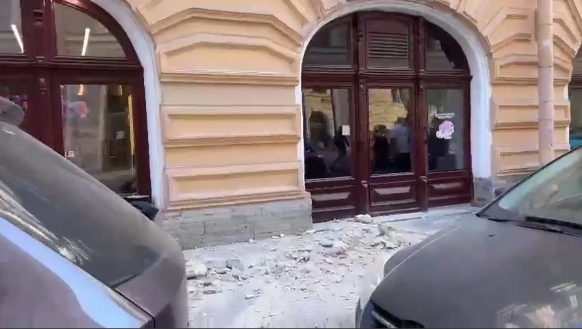 Управляющий ТСЖ об обрушении лепнины фасада на Дегтярной: Все необходимые инстанции оповещены - tvspb.ru