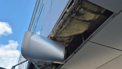 В Пулково служебный автомобиль повредил облицовку терминала