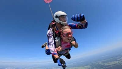 Минюст подарил юной петербурженке прыжок с парашютом