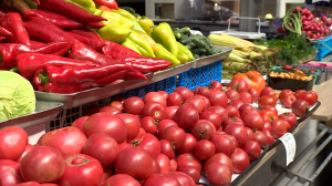 Проверка качества овощей, фруктов и молочной продукции на рынке