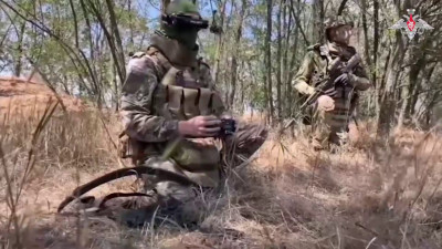 Операторы дронов группировки войск «Днепр» уничтожили вражеский блиндаж в Запорожской области