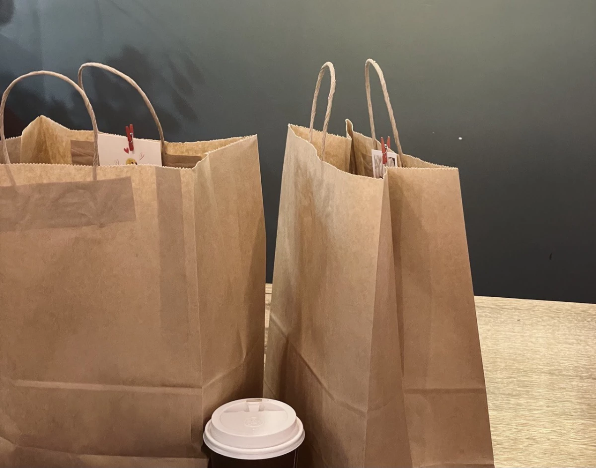 Экономист рассказал, сколько денег россияне ежегодно тратят на пакеты - tvspb.ru