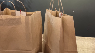 Экономист рассказал, сколько денег россияне ежегодно тратят на пакеты