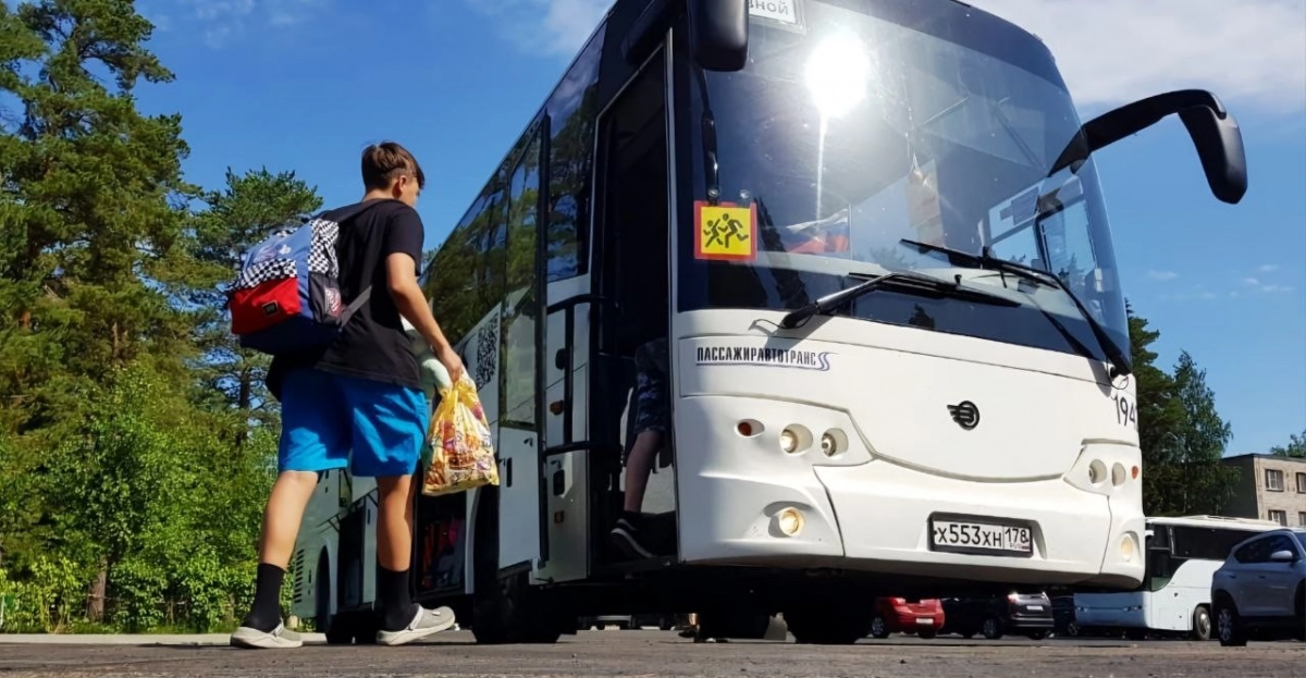 Петербургские автобусы отвезли в лагеря более 5 тысяч детей с начала лета - tvspb.ru