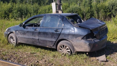 На ж/д переезде у деревни Половинник электричка столкнулась с машиной