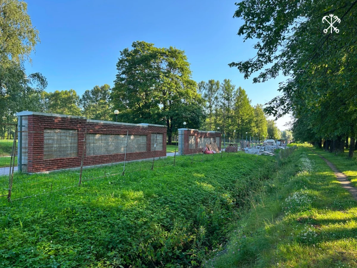 В Петербурге в несколько этапов отреставрируют историческую ограду Пискарёвского кладбища - tvspb.ru