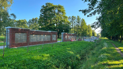 В Петербурге в несколько этапов отреставрируют историческую ограду Пискарёвского кладбища